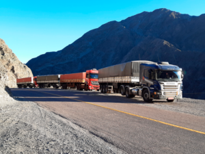 foto-caminhões-nas-montanhas